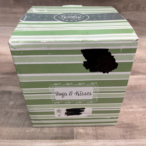 Scentsy‎ Full Size Wax Warmer Heart Shaped Hugs & Kisses Valentines Red Retired - Picture 6 of 6